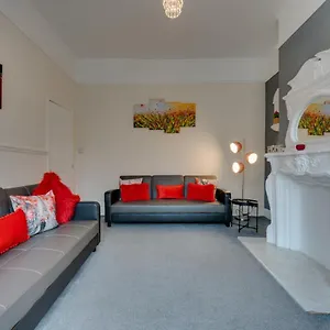 Hull Large 4 Bedrooms 8 Beds - Close To A63 Mkm Stadium & Hri Holiday home